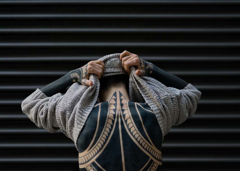Agente de saúde verifica caixa d'água durante visita domiciliar de combate à dengue